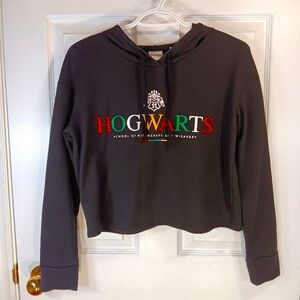 NWOT Harry Potter Girls Black Hogwarts Graphic Hoodie Cropped Sweatshirt Size S